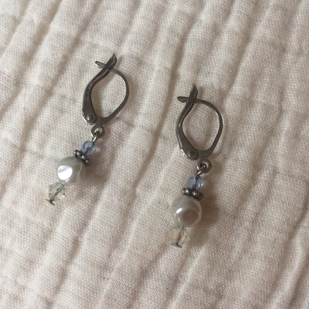 Earrings with pearl and blue and white beads